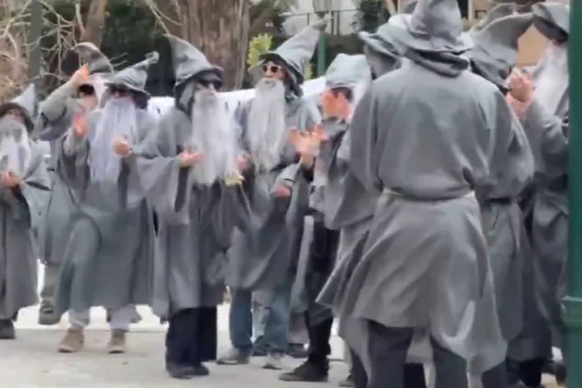 Un grupo de personas disfrazadas de Gandalf de “El señor de los anillos” se manifestó en la mansión de Peter Thiel