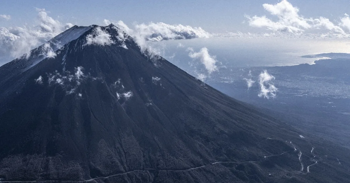 閉山中の富士山、ヘリ救助有料化へ 山梨県、27年9月開始目指す