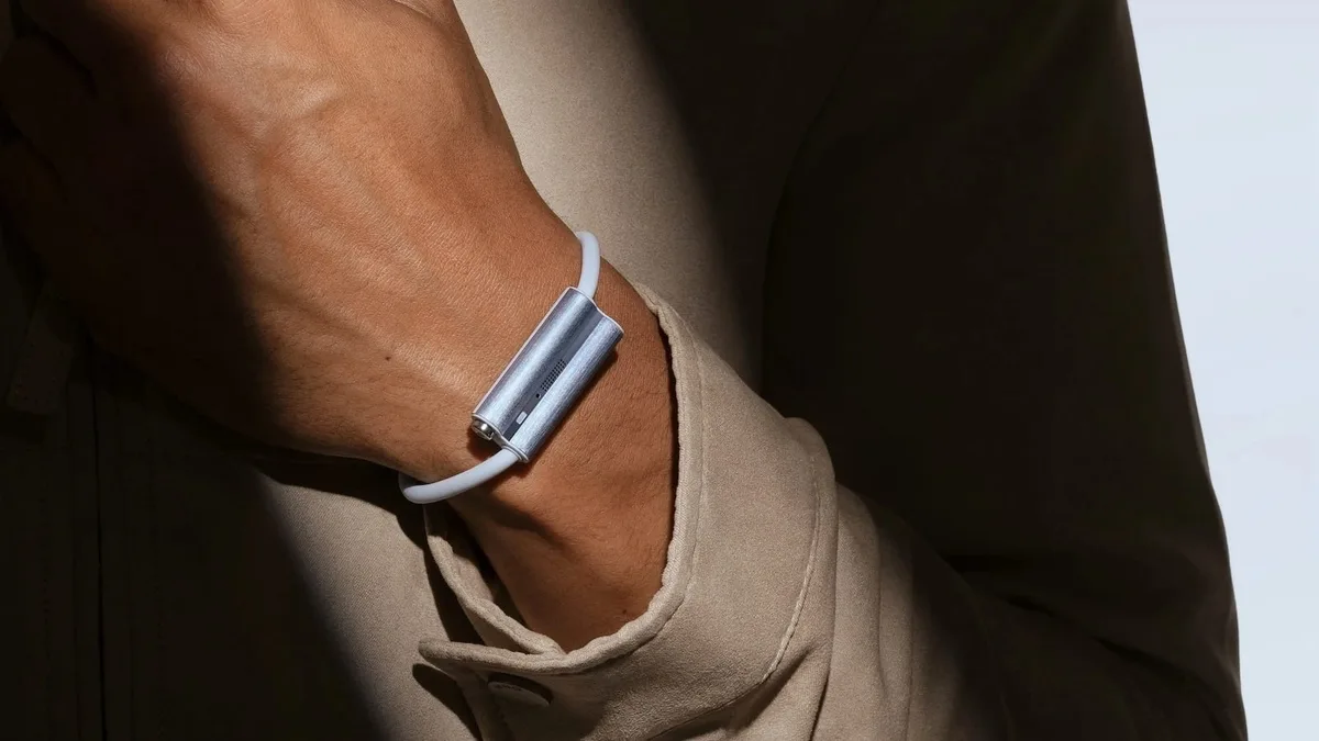 Ex-responsáveis pela Fitbit lançam pulseira pensada para cuidar de idosos à distância