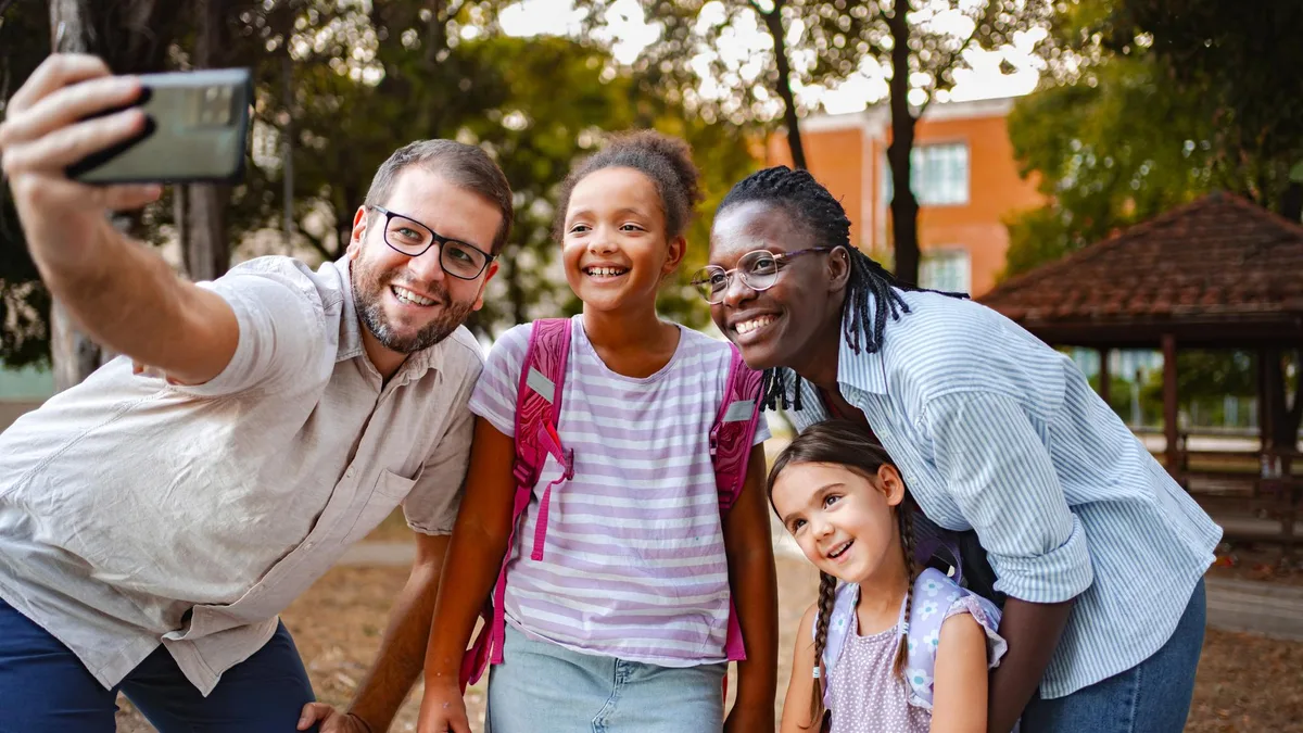 Rentrée 2026 : pourquoi poster les photos de ses enfants sur les réseaux sociaux est une mauvaise idée