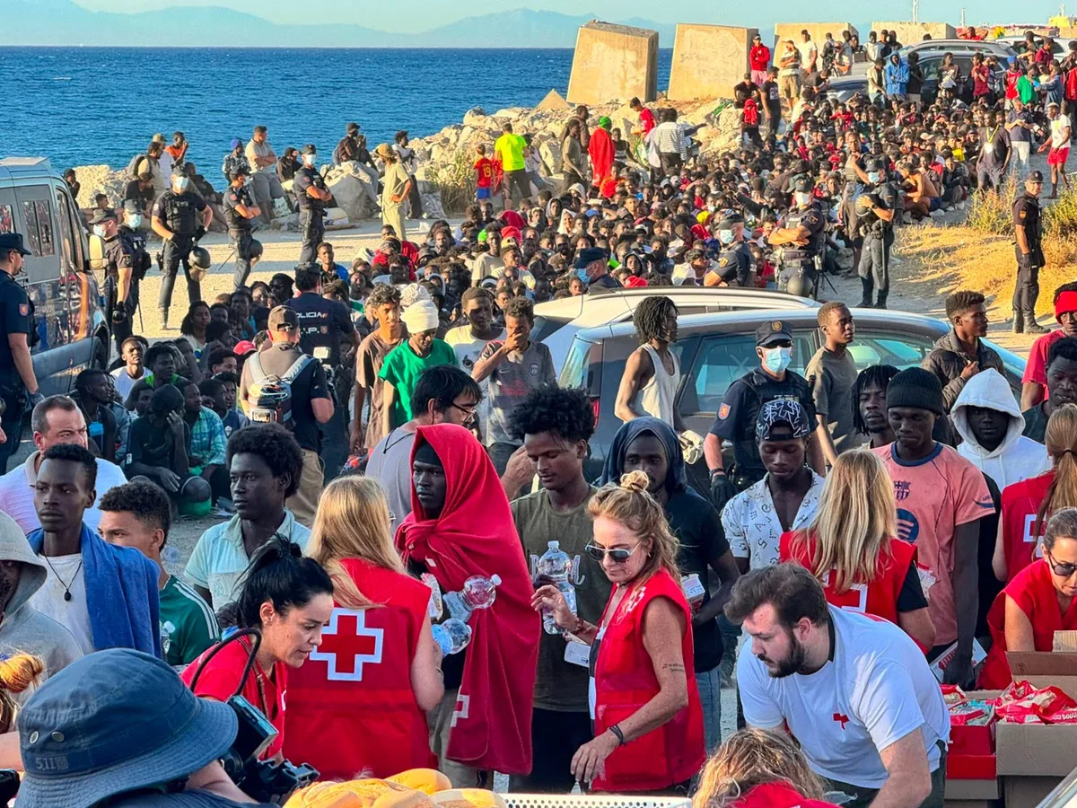 La Real Academia Nacional de Medicina defiende una acogida digna a los inmigrantes en Ceuta para prevenir infecciones