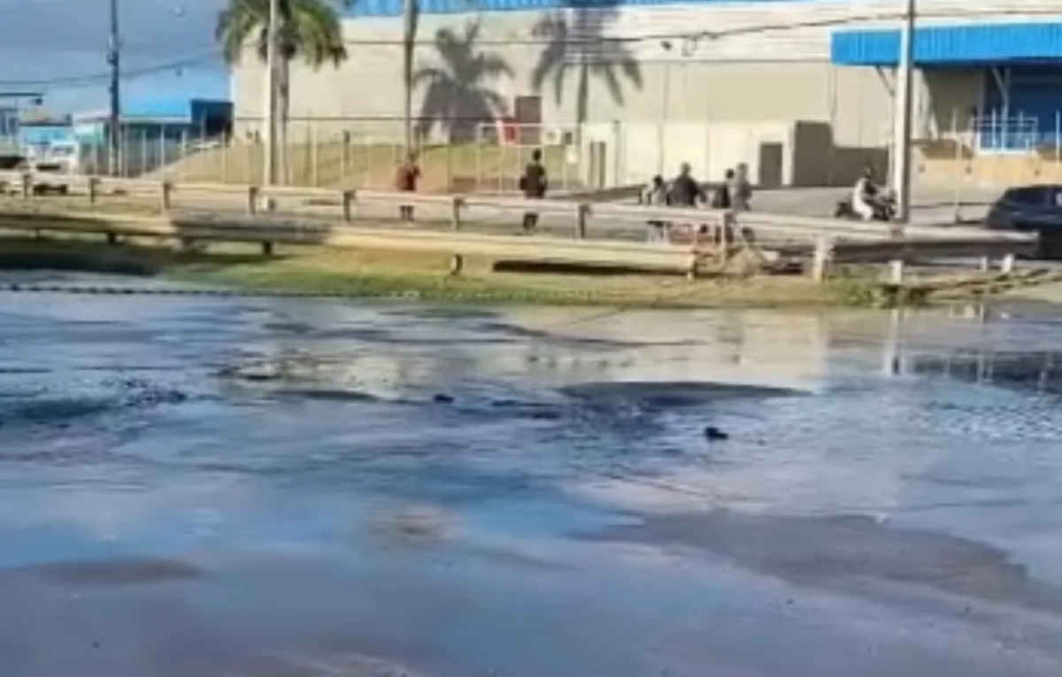 Rompimento em adutora suspende água em oito bairros de Aracaju