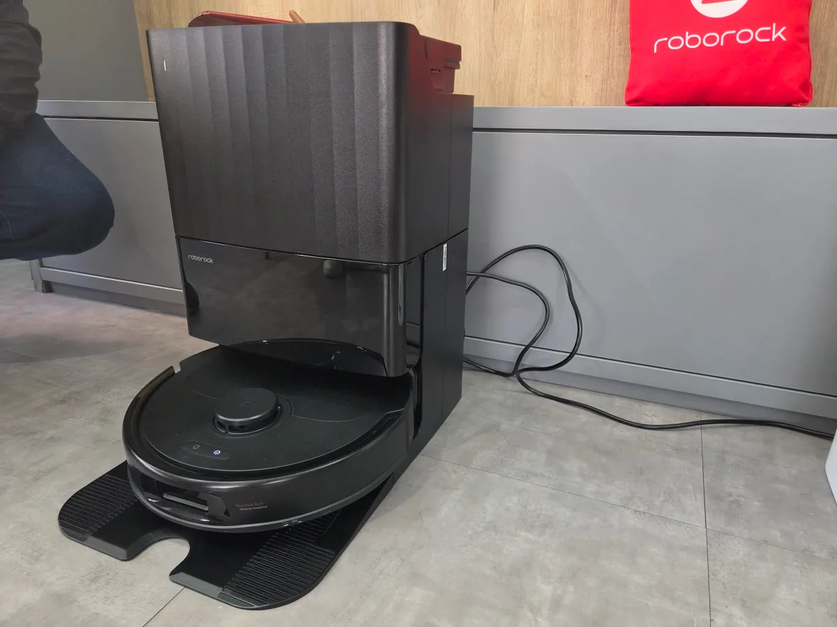Robô aspirador “faz tudo sozinho” chega ao Brasil por R$ 6 mil