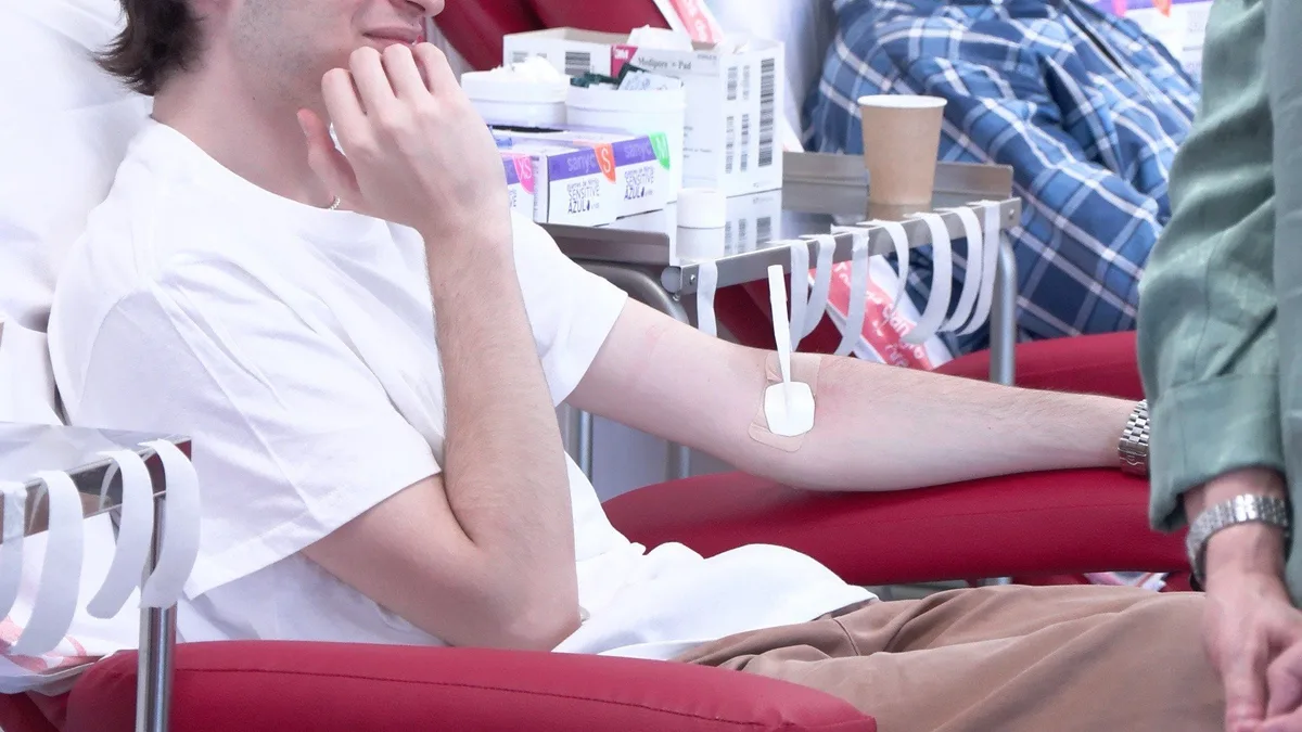 Una experta desmiente que haya que donar sangre en ayunas o que debilite las defensas