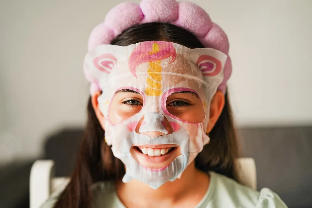 Crianças podem fazer skincare? Veja riscos e cuidados necessários