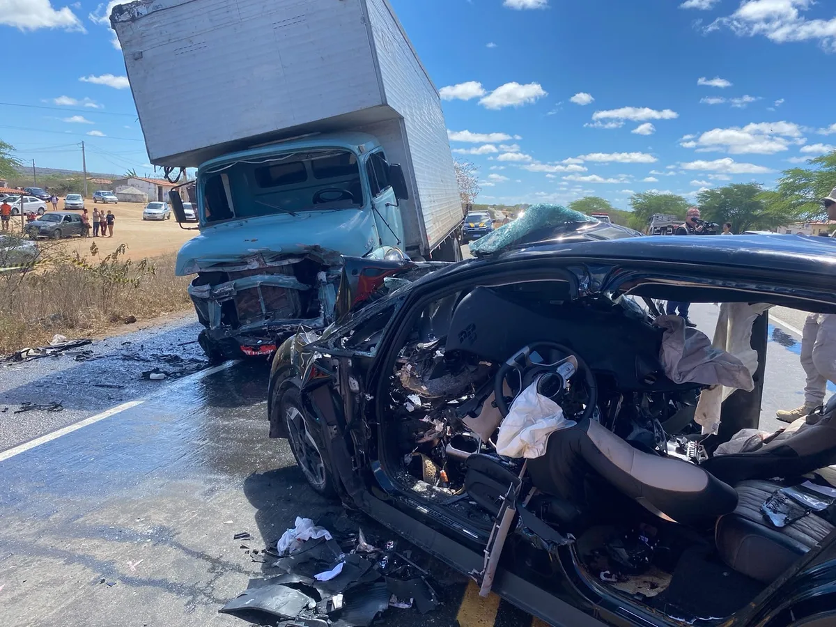 Duas pessoas morrem após acidente entre caminhão e carro na BR-230, na PB