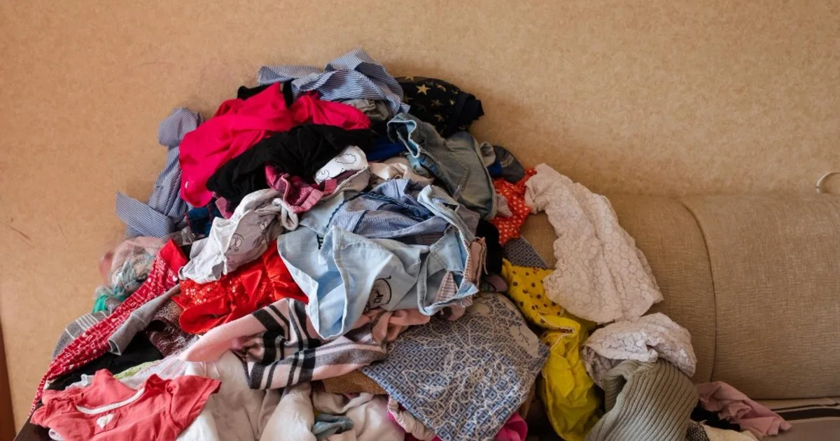 Los expertos en psicología coinciden: “Quienes tienen una silla con ropa acumulada no son desordenados”
