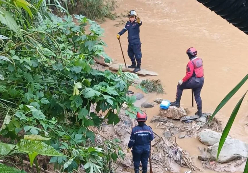 Inicia operativo de búsqueda en Macarao por la desaparición de pareja arrastrada por las lluvias en Los Teques