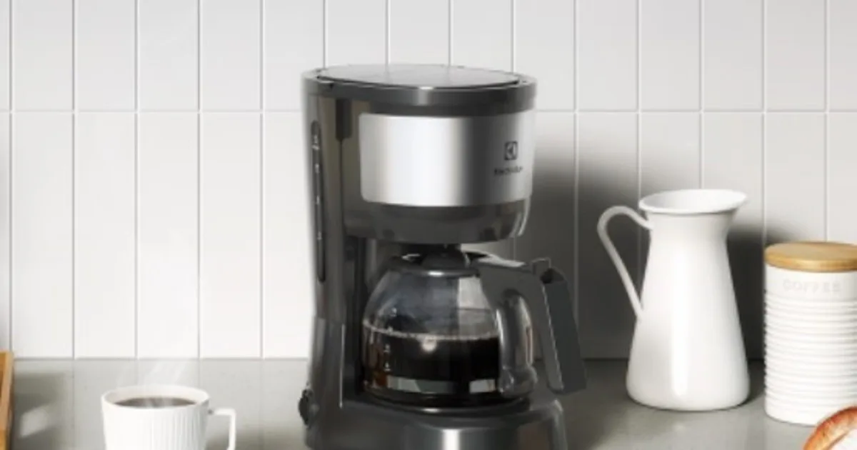 ¿Cuánto tiempo es demasiado para dejar agua en el depósito de una cafetera?