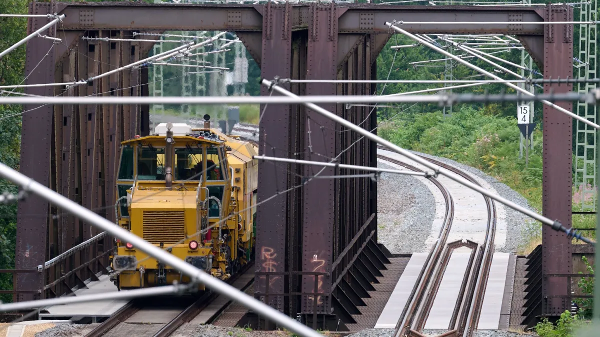 Beschädigte Brücke: Köln-Wuppertal: Bahn plant mit regulärem Fahrplan ab Oktober