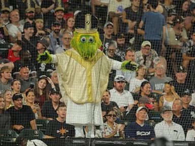 Reds rally late, beat the White Sox 5-4 in the 10th to spoil pope hat giveaway night