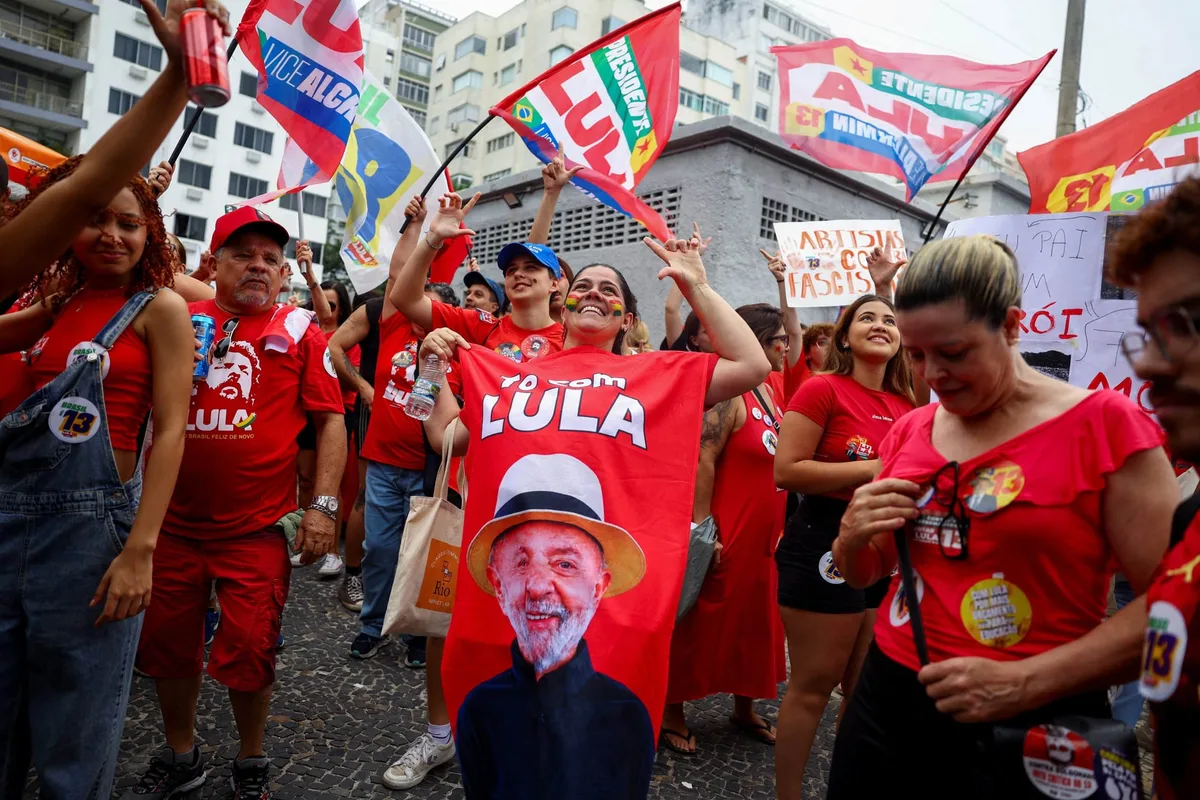 VÍDEO: Multidão lota Copacabana em ato de apoio à reeleição de Lula