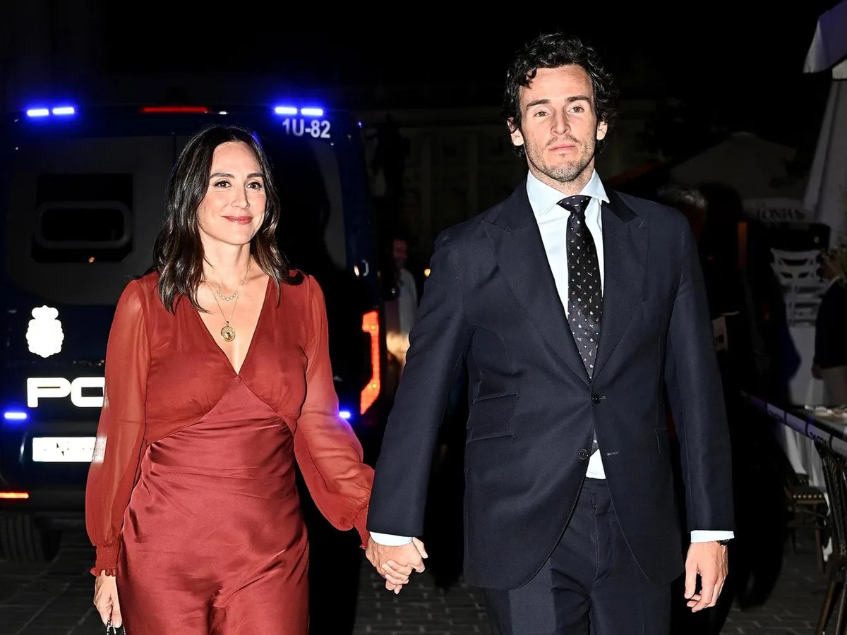 Tamara Falcó, su momento 'tierra trágame' en la ópera. 'Pierde' un zapato y la confunden con Chabeli Iglesias