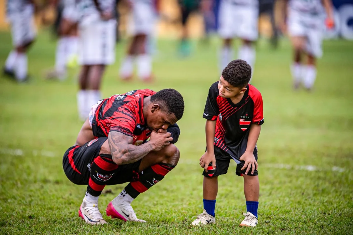 “Por trás da câmera, continua existindo o pai”: Flávio Ribeiro conta como o futebol do filho despertou a paixão pela fotografia