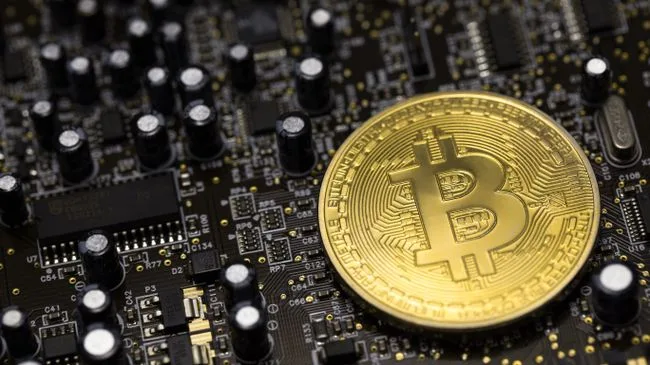 Стоимость биткоина превысила 75 тысяч долларов впервые с 27 мая