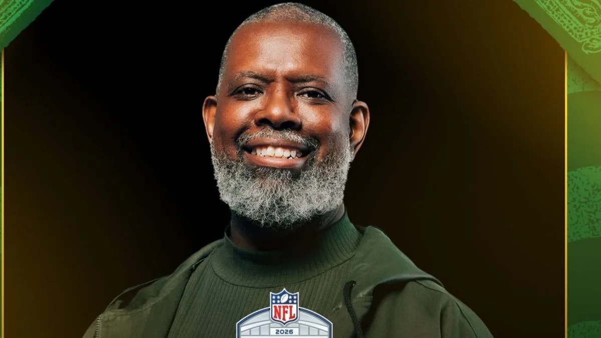 ‘Tô felizão’: Péricles reage antes de cantar o hino brasileiro na abertura da NFL no Rio de Janeiro