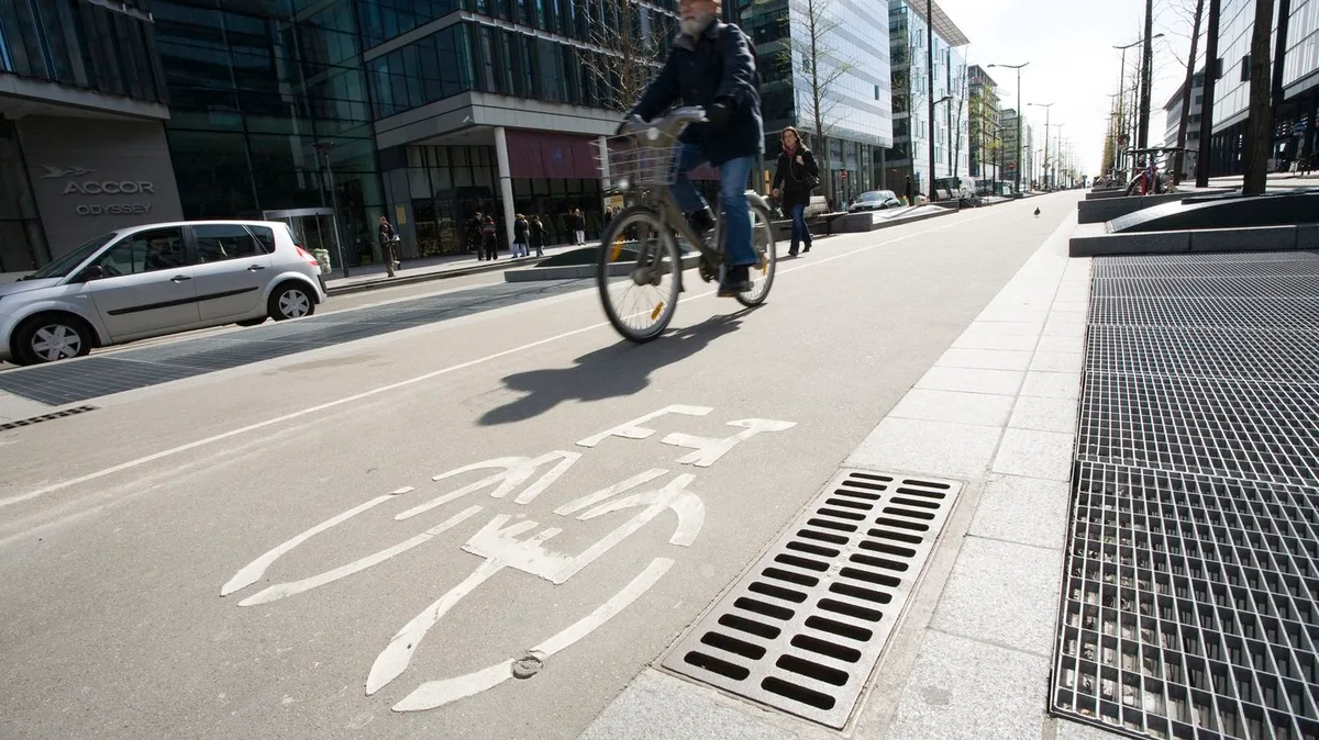Paris : un cycliste poignardé au cou par un automobiliste après une altercation sur la route