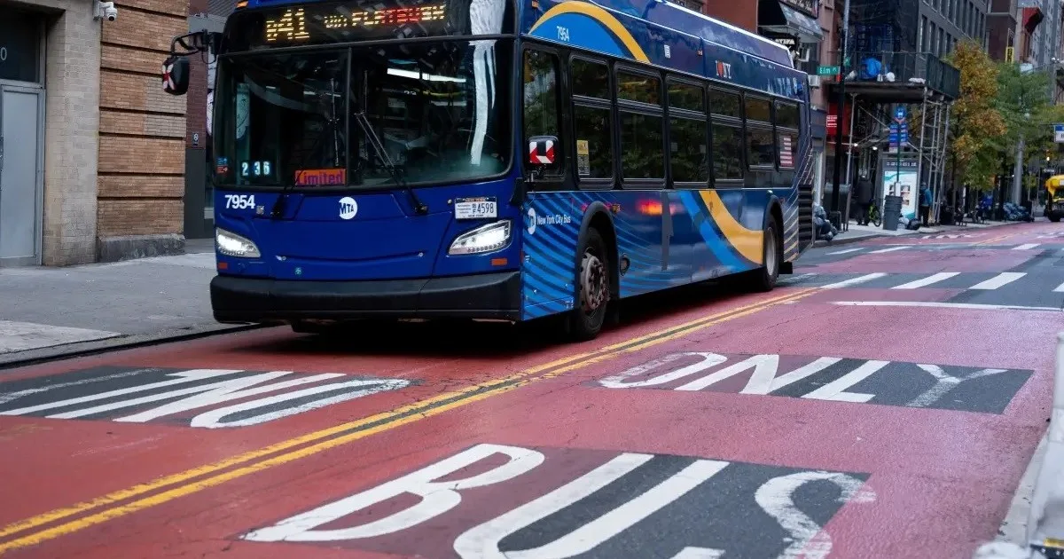 Oficial | A partir del 11 de septiembre, 4 líneas de buses de Nueva York emitirán multas de hasta 250 dólares con cámaras automáticas en el Bronx y Brooklyn