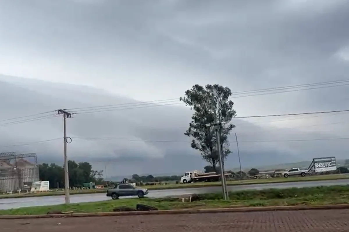 Nuvem gigante se forma sobre cidade e assusta moradores no interior de Mato Grosso do Sul