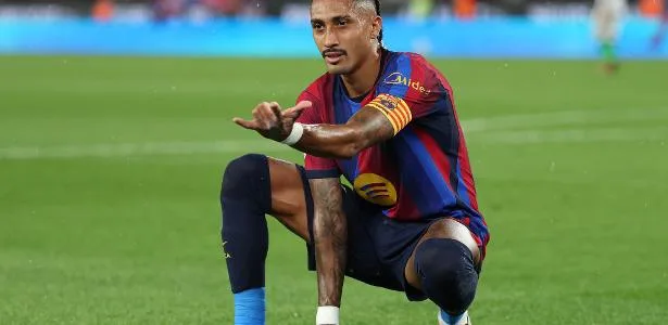 Barcelona amassa Racing com hat-trick de Raphinha e golaço de Gabriel Jesus
