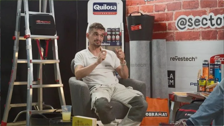 Luis trabaja como instalador de pladur en un pueblo: "No llegaré a los 65 trabajando así. Este oficio destroza brazos y espalda"