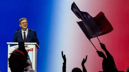 À Clermont-Ferrand, Jean-Luc Mélenchon fait salle comble et déroule ses propositions sur la jeunesse et l'éducation