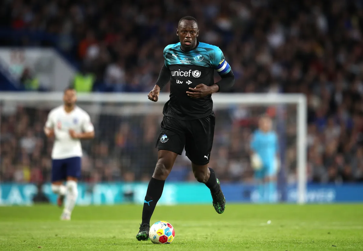 Usain Bolt volta ao futebol e se junta a ex-estrelas da Premier League em clube inglês