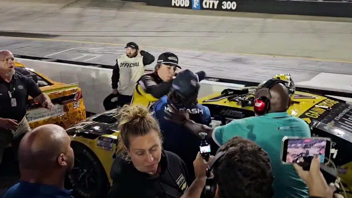 La salvaje pelea entre dos pilotos de la NASCAR tras un incidente en una carrera: “Se me vino encima”