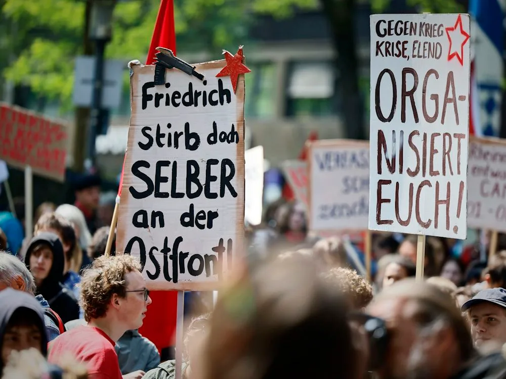 Drei Bücher zum Pazifismus: Wunschdenken in einer schwankenden Welt