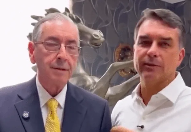 Flávio Bolsonaro declara apoio e rasga elogios a Eduardo Cunha, cassado por corrupção
