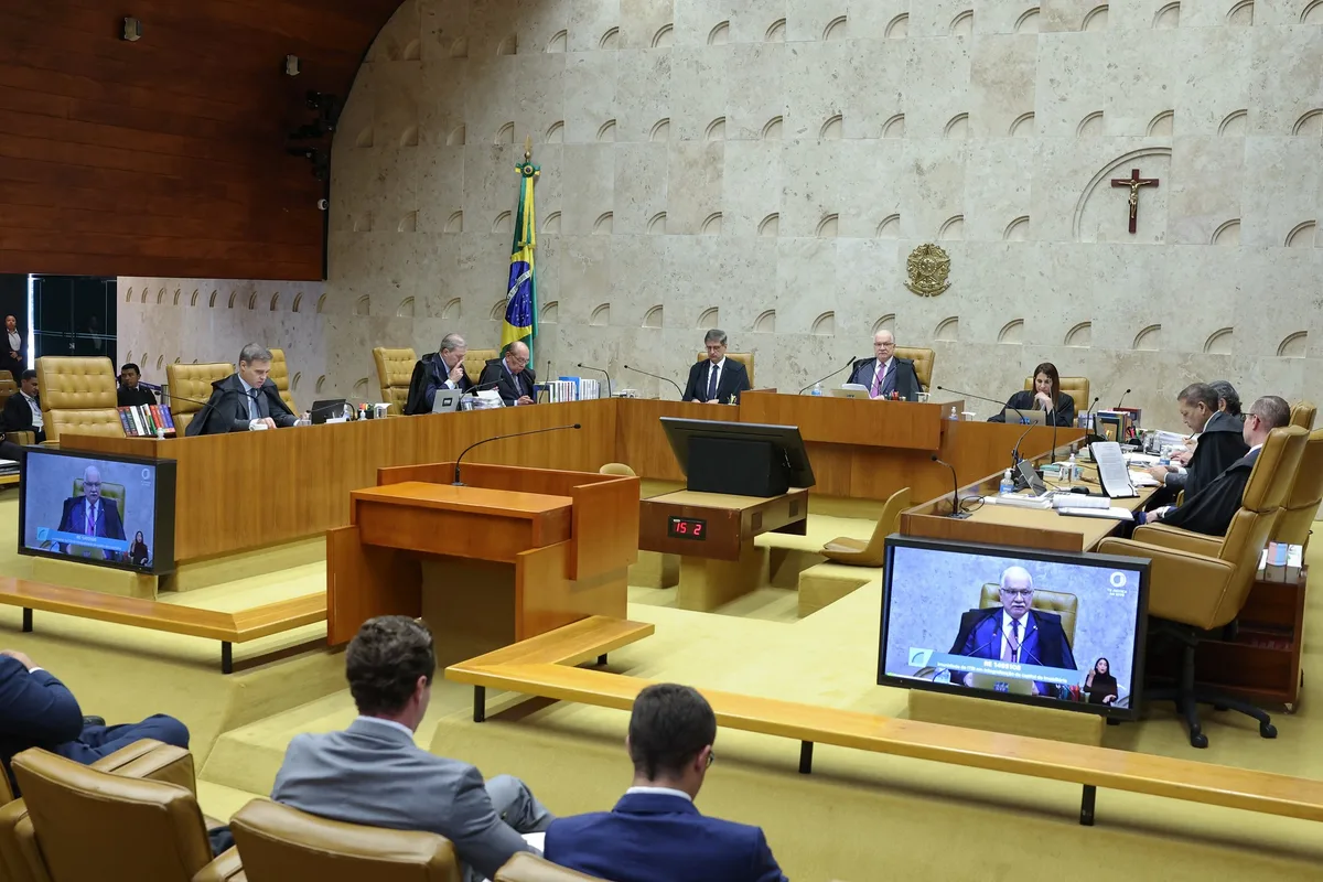 STF se reúne um dia após julgamento sobre Moraes