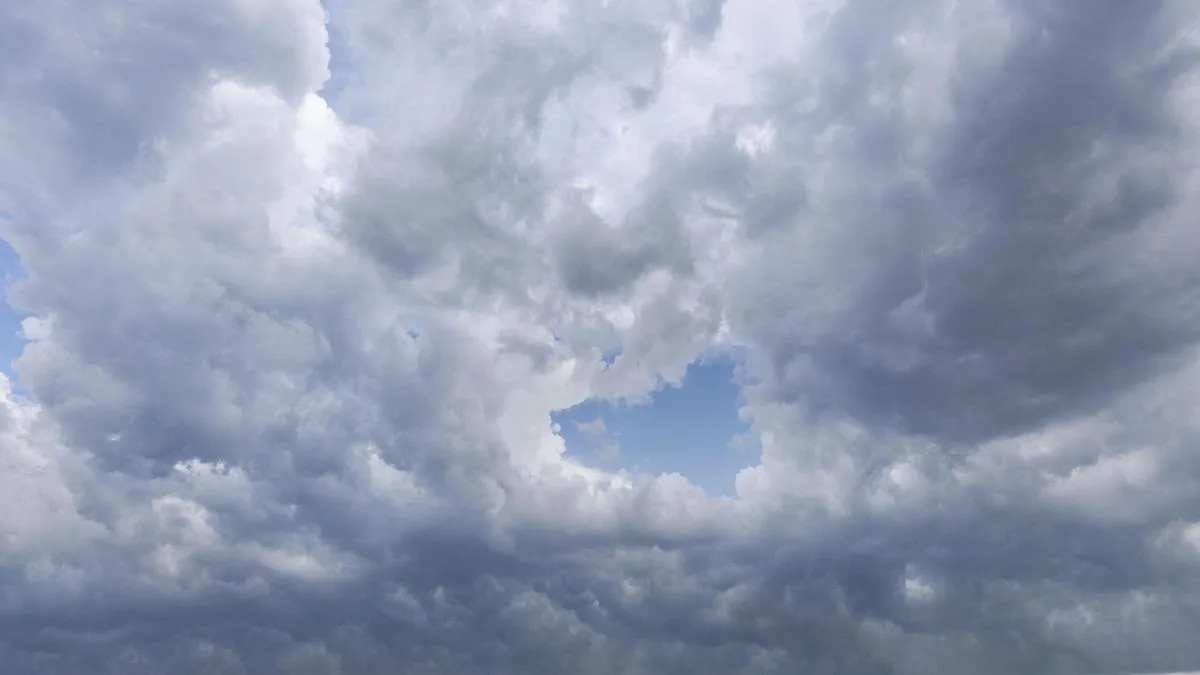Un frente deja tiempo inestable con avisos en diez comunidades por lluvia, tormentas, calor, y vientos