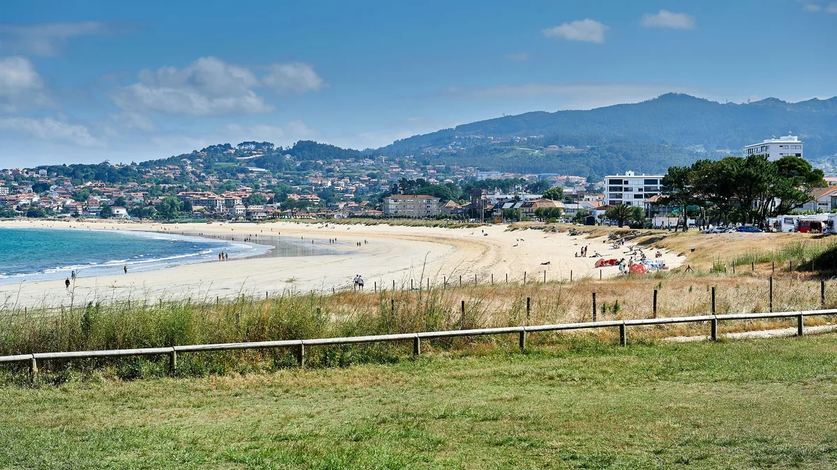 La playa Galicia que tiene vistas a las islas Cíes y cuenta con bandera azul: una belleza de más de 2 kilómetros de extensa arena