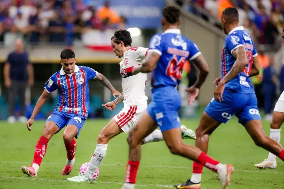 Flamengo domina, vence Bahia e retoma liderança do Brasileirão