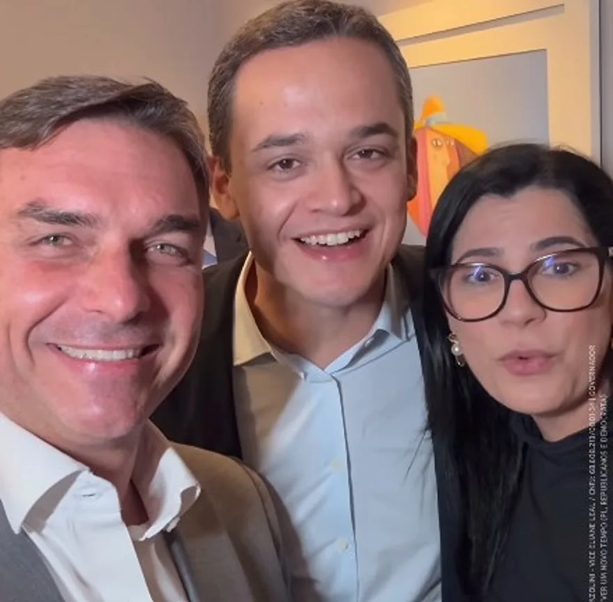 Pazolini deixa a discrição de lado e abraça Flávio Bolsonaro no 2º turno