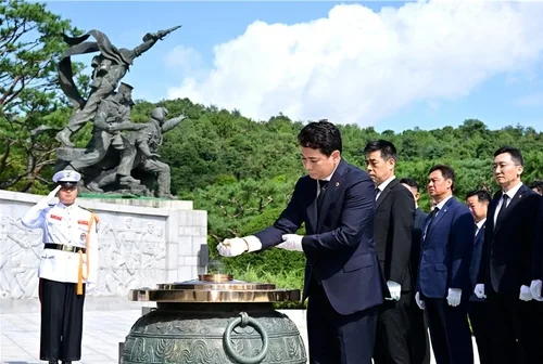 [동정] 임만균 서울시의회 의장, 임시회 앞두고 현충원 참배