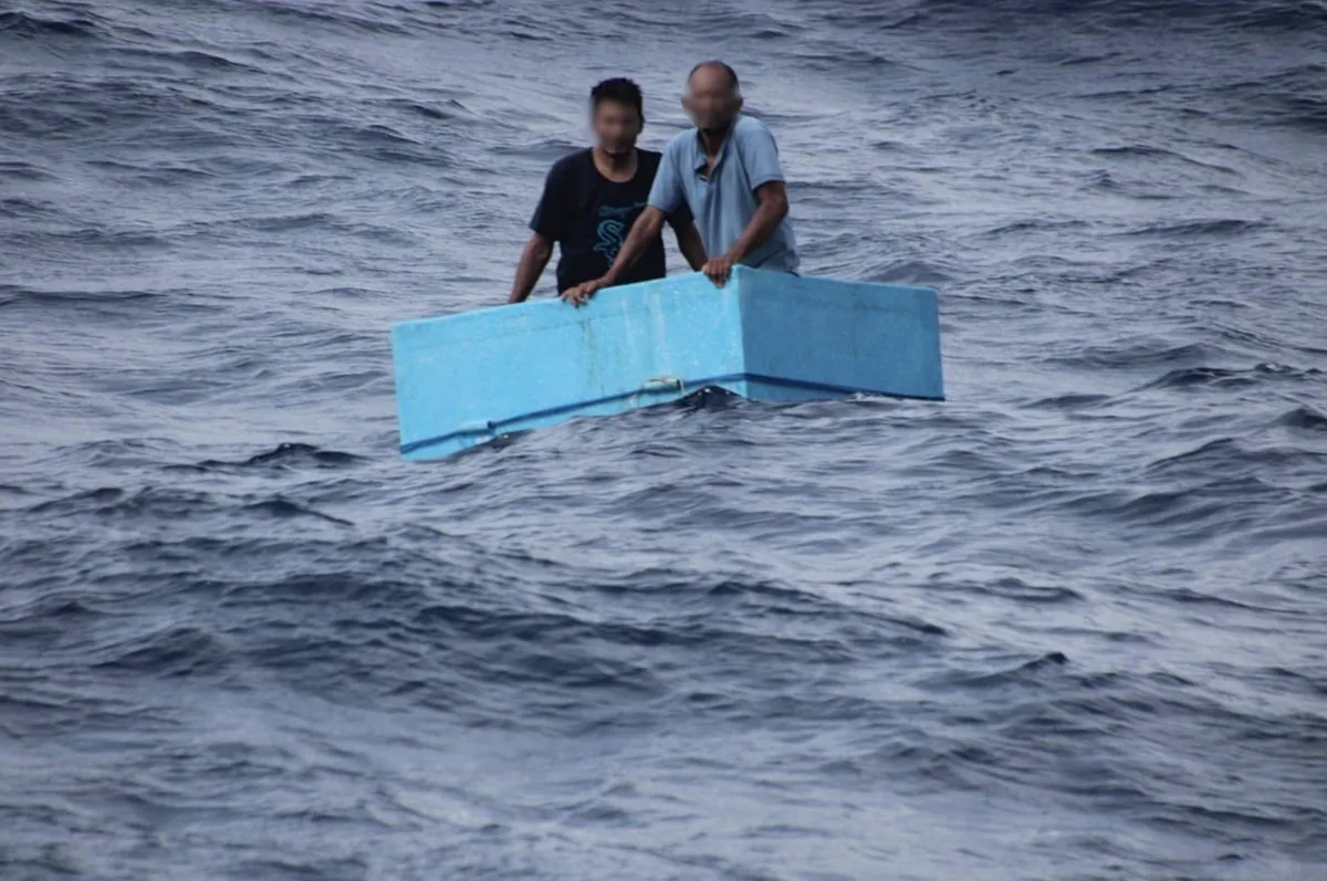 El mar hunde su embarcación, se suben a una nevera y sobreviven cinco días a la deriva en el Pacífico