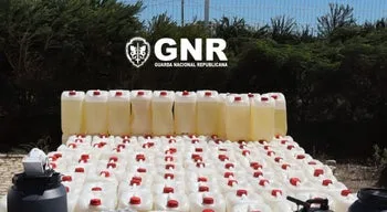 GNR deteta "narcolancha" e apreende mais de 6.700 litros de gasolina no Algarve