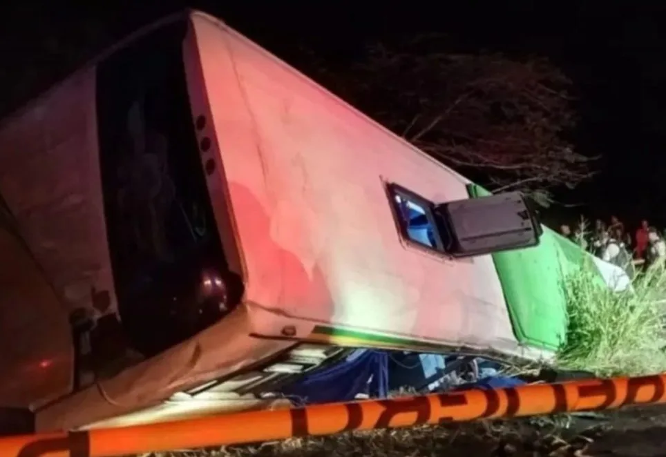 VIDEO: trágico accidente de un autobús dejó múltiples víctimas en la costa de Ecuador