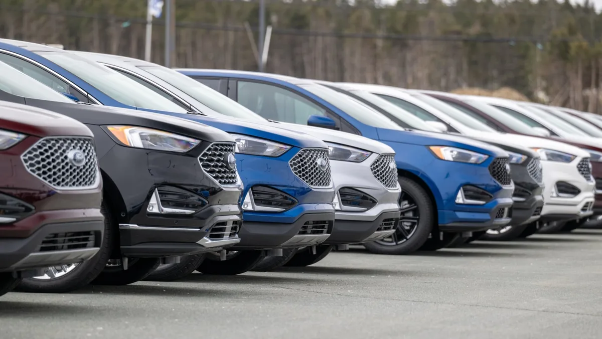 Trump anuncia arancel del 50 % a autos de Canadá desde enero de 2027: ‘Ha estafado a Estados Unidos’