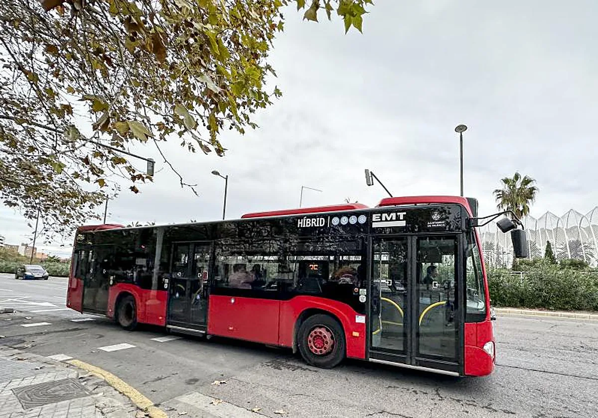 La EMT de Valencia estrena una nueva línea de autobús para llegar al Hospital La Fe