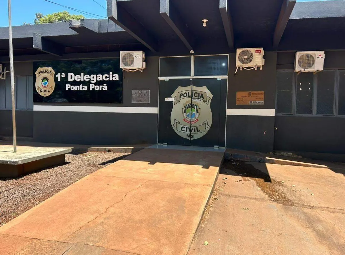 Morador ouve barulho no quintal e encontra homem morto na calçada