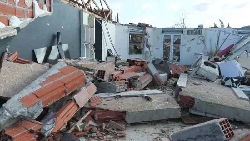 "La miraculée de Pomas": un habitant raconte le sauvetage de sa compagne enceinte, coincée sous les décombres après le passage de la tornade dans l'Aude