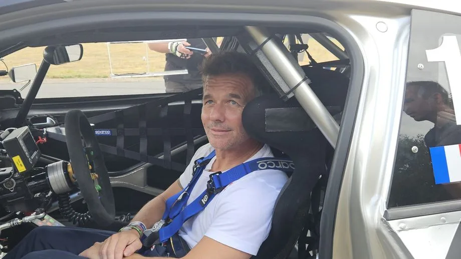 VIDÉO - "J'ai d'excellents souvenirs ici" : le pilote Sébastien Loeb en piste pour le 50e rallycross de Lohéac