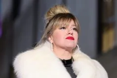 Kelly Clarkson’s Interaction at Brooklyn Store Art of Play Revealed in Store’s Security Video