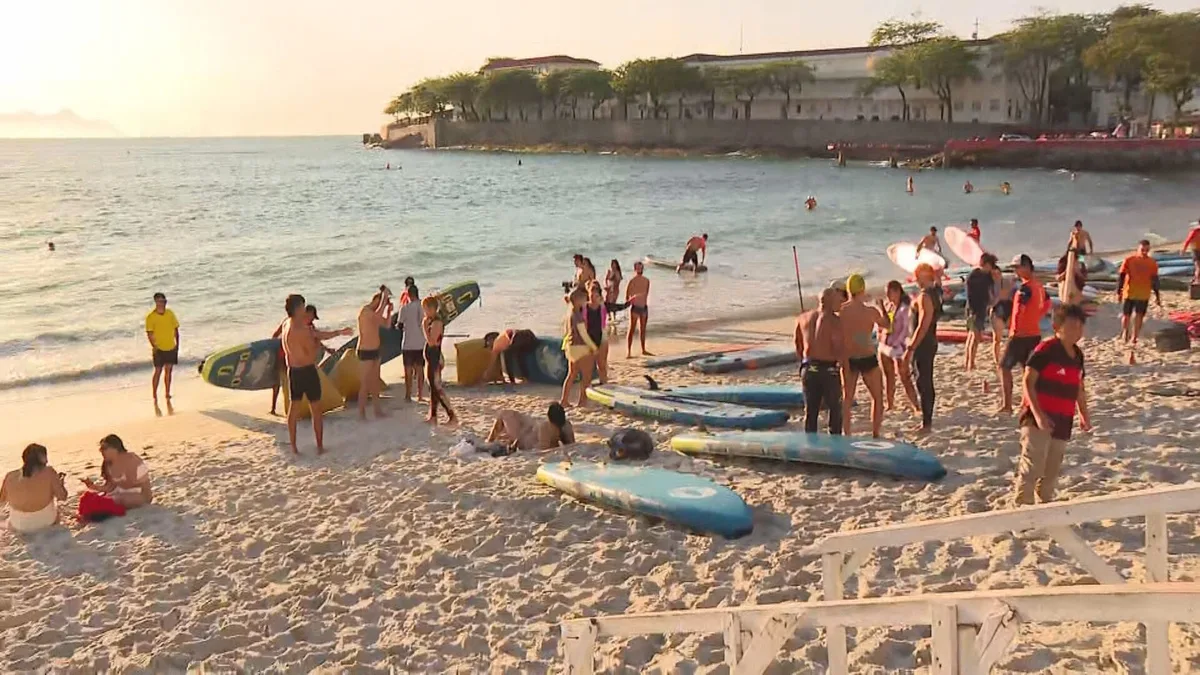 VÍDEO: prefeitura do Rio interrompe aula de stand-up paddle em Copacabana após alerta de ventania