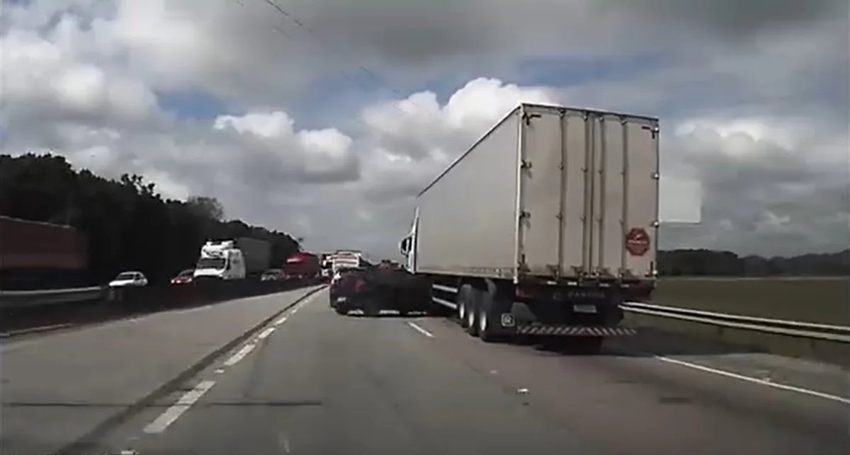 VÍDEO: motorista perde controle e carro vai parar quase embaixo de carreta na BR-101 em SC