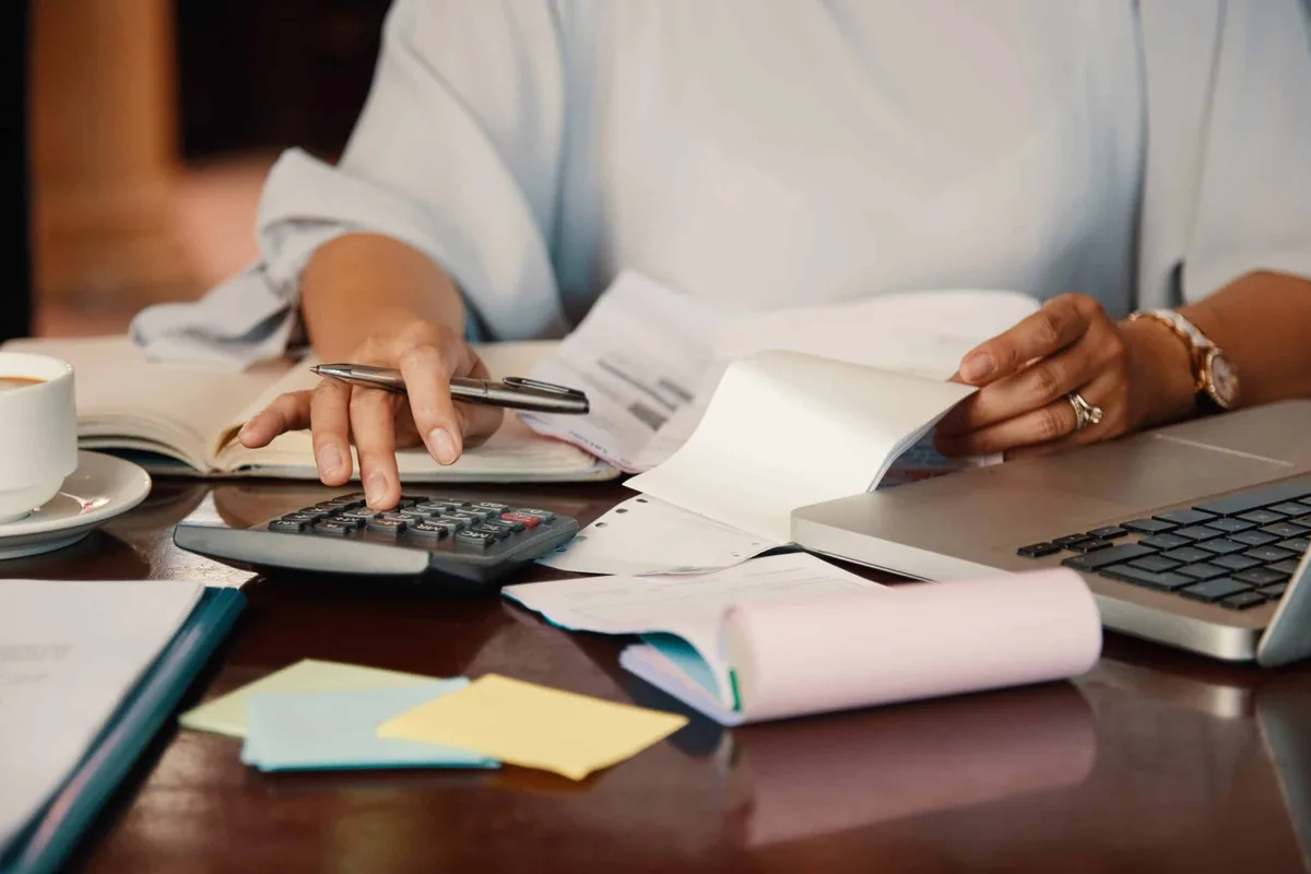 Salário acaba, contas ficam: 53% dos trabalhadores não conseguem fechar o mês no positivo