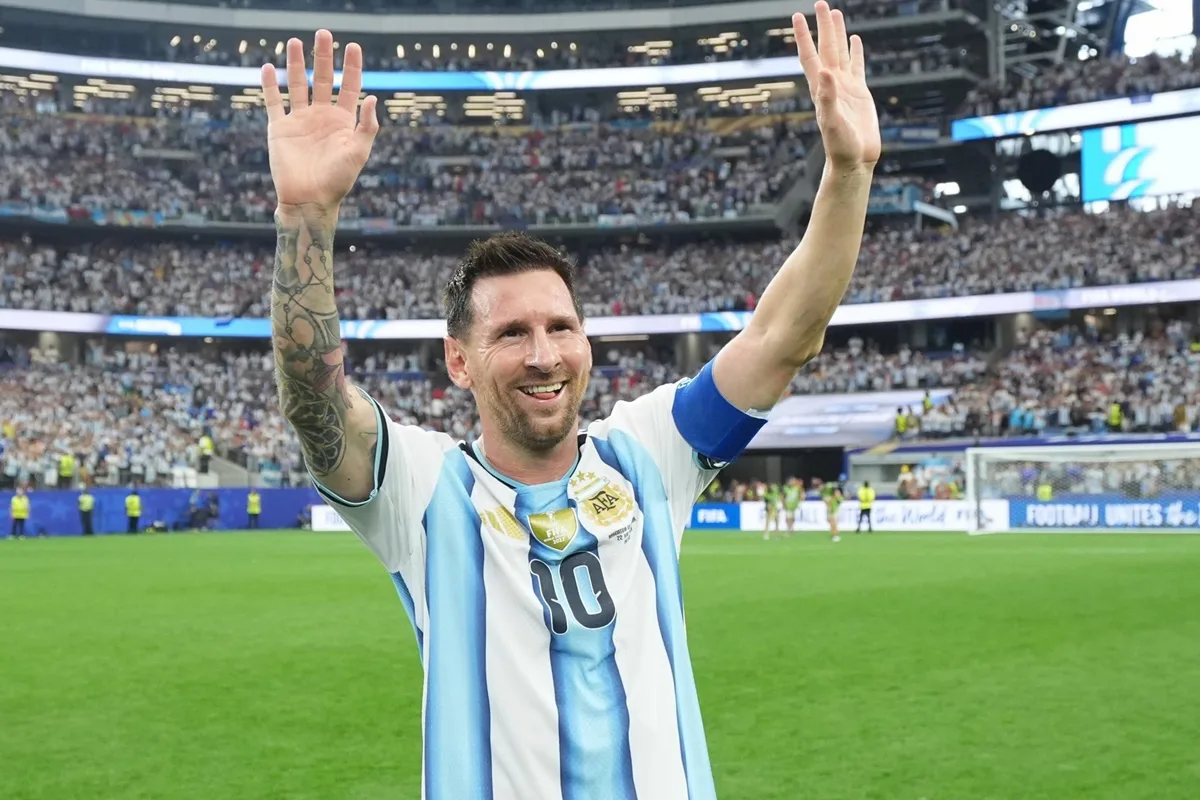 Fãs reagem ao anúncio de aposentadoria de Lionel Messi e se declaram