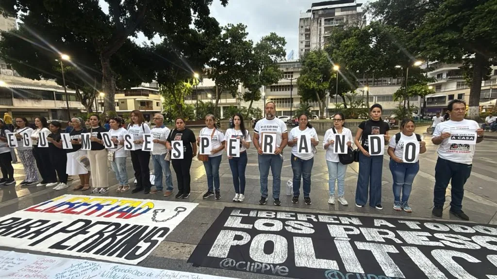 Familiares de presos políticos culminan protesta con vigilia en Chacao